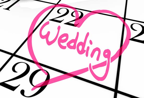 pick a wedding date to save money